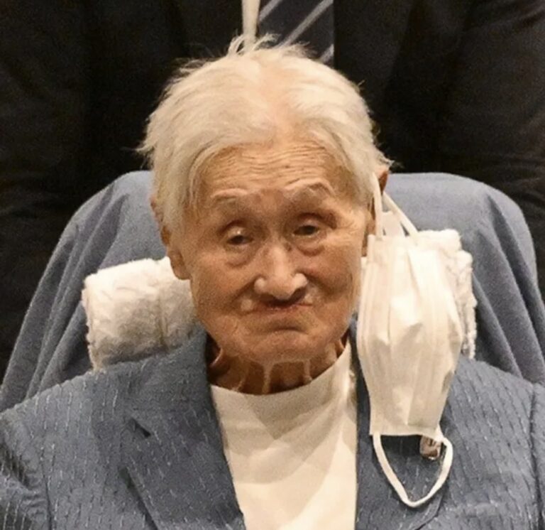森喜朗元首相、誕生日会で車椅子の痩せた姿 衰え指摘